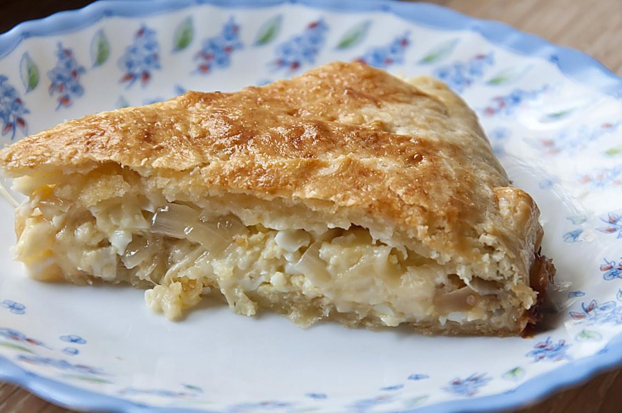 Луковый пирог с сыром