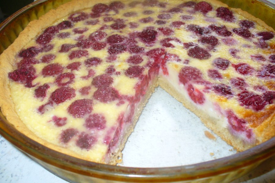 Пирог с малиной и сметаной