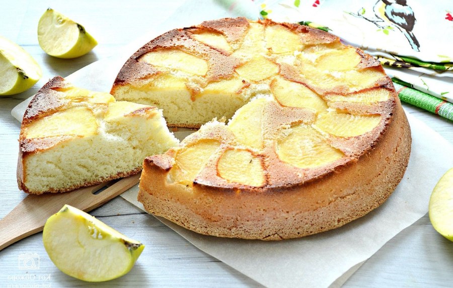 Шарлотка с яблоками