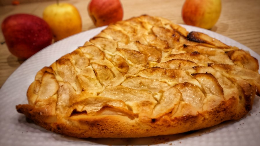 Выпечка с яблоками в духовке