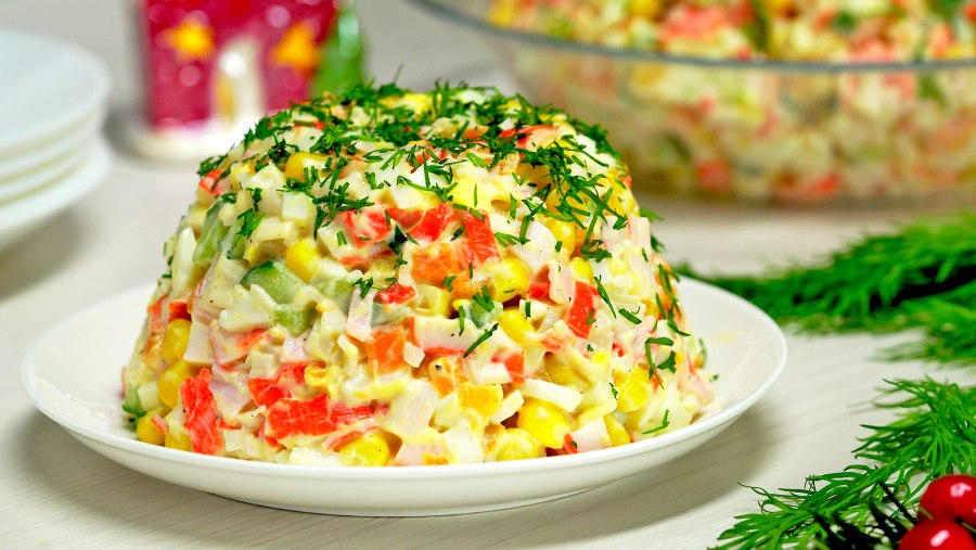 Крабовые палочки с капустой и кукурузой
