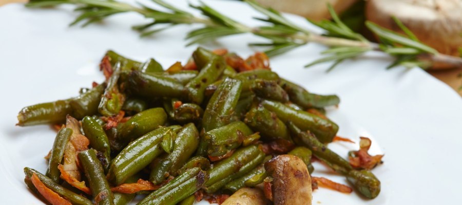 Гарнир из стручковой фасоли и овощей