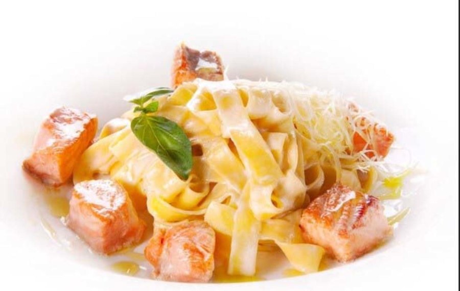 Макароны с креветками в сливочном соусе с сыром