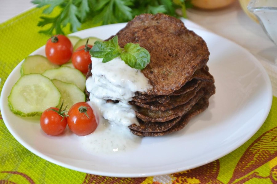Печёночные оладьи из куриной печени с гарниром
