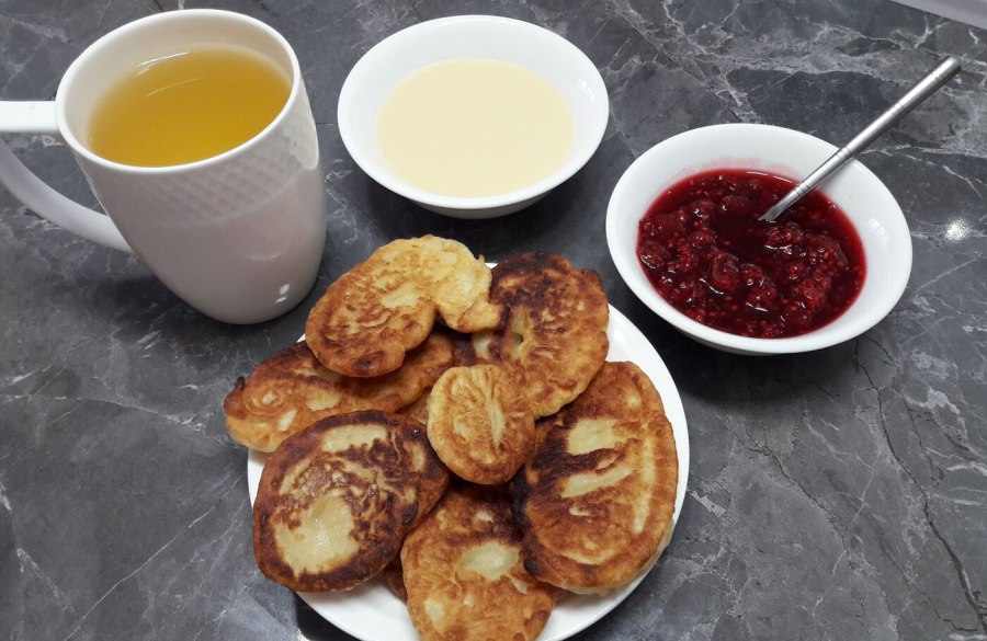 Завтрак сырники и чай
