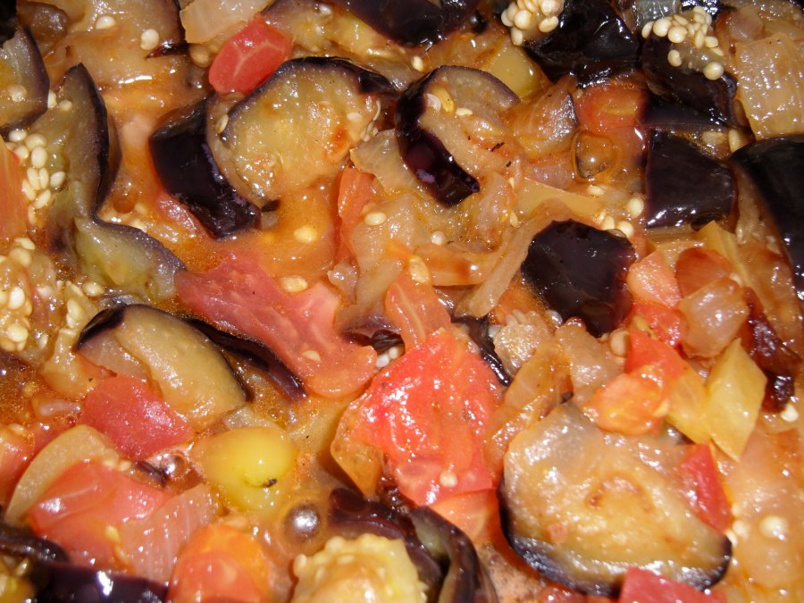 Тушёные баклажаны с овощами и чесноком