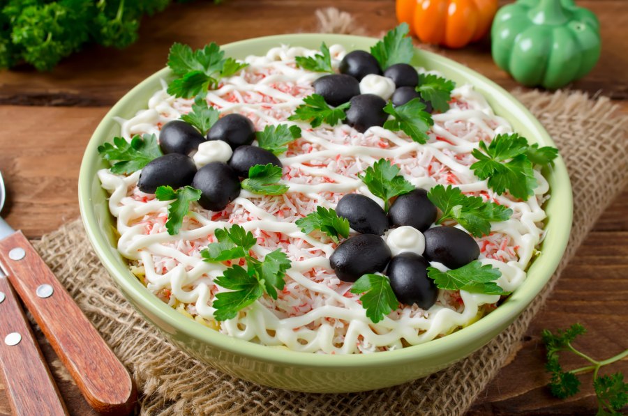 Салат с черносливом и маслинами