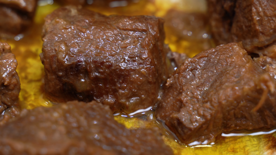 Говядина томленая с луком и сливочным маслом
