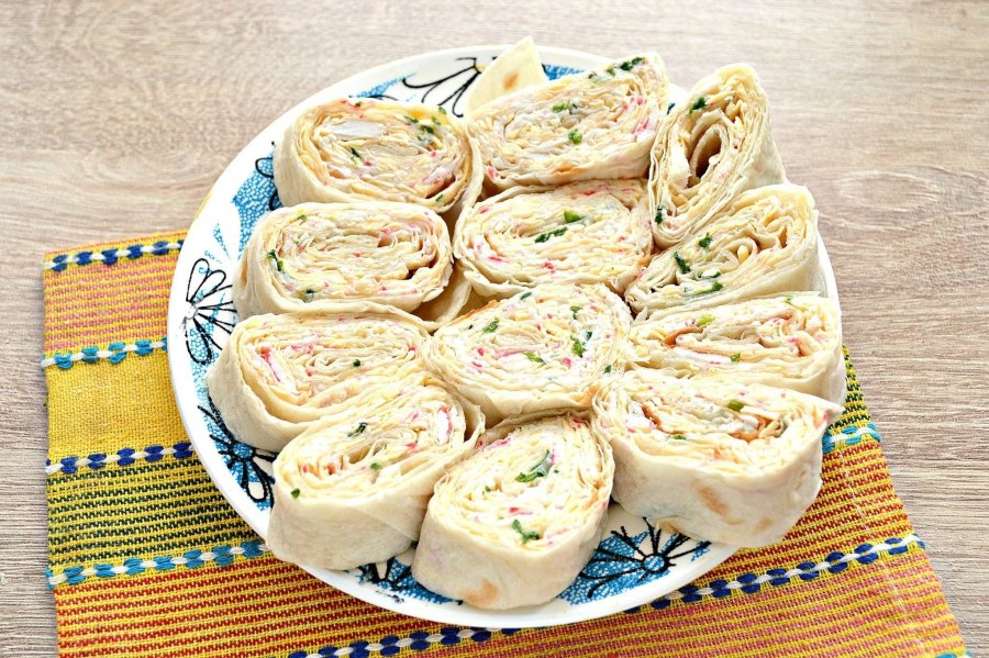 Рулетики из лаваша с крабовыми палочками и сыром