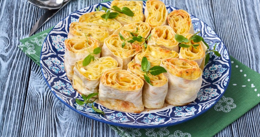 Рулет из лаваша с творогом и сыром