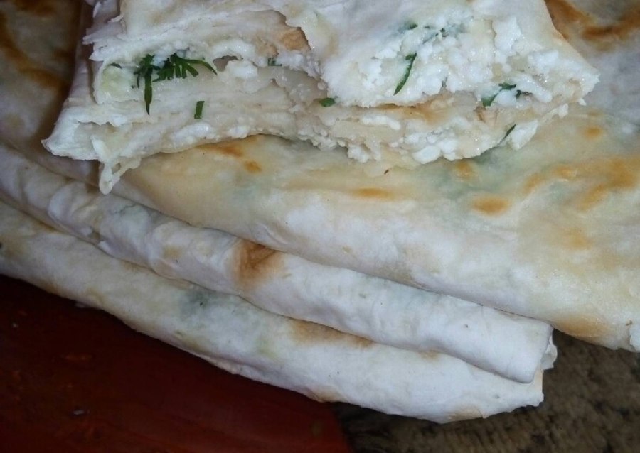 Лаваш с творогом и сыром и зеленью
