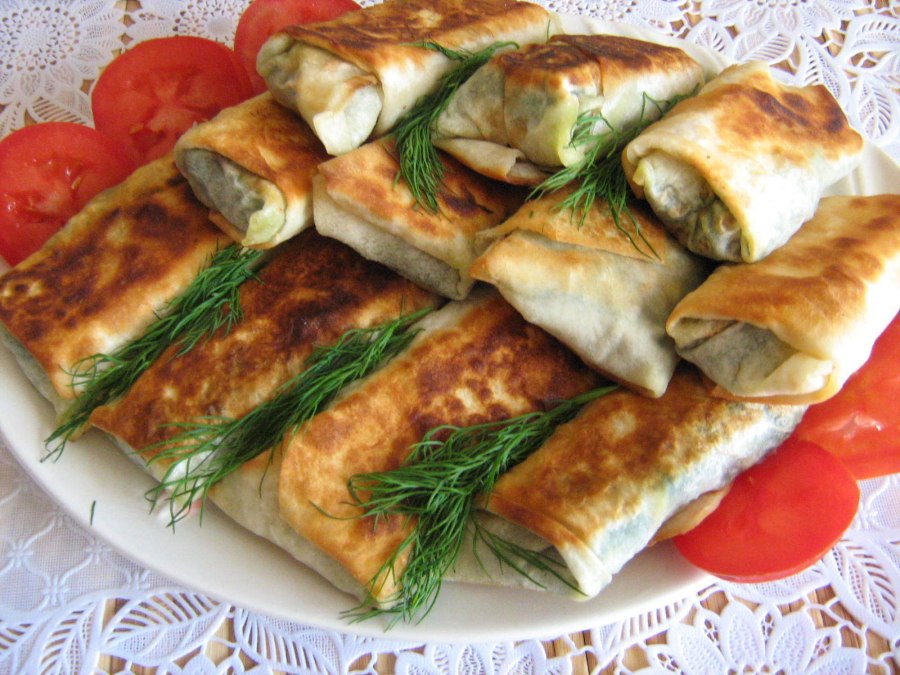 Конвертики из лаваша с яйцом и зеленым луком