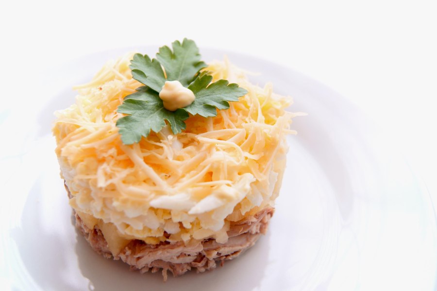 Салат с грудкой курицы и ананасом