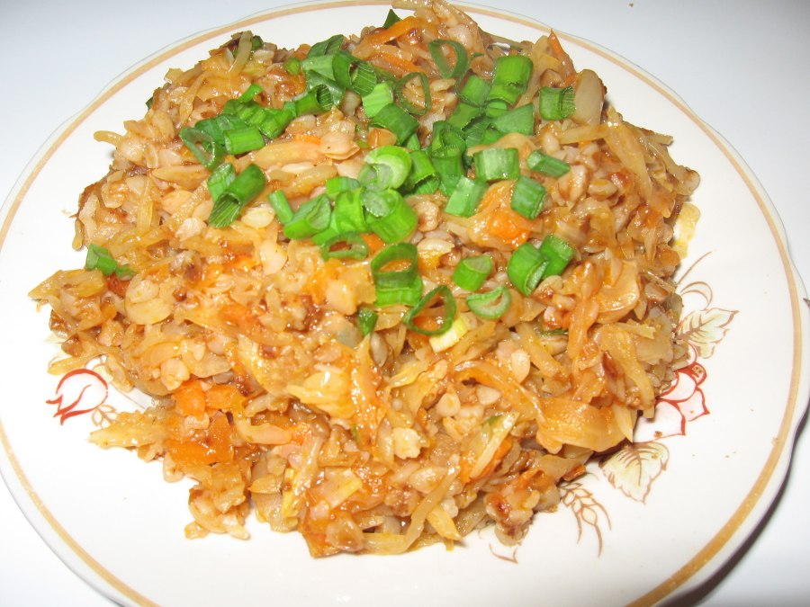 Гречневая каша с капустой луком морковью