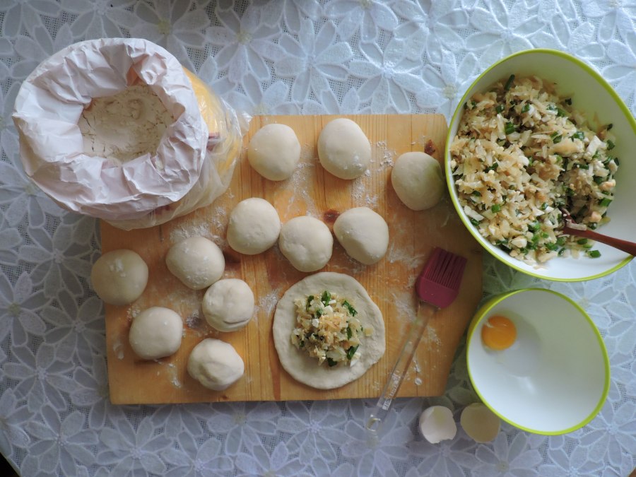 Салат нежный с капустой и яйцом