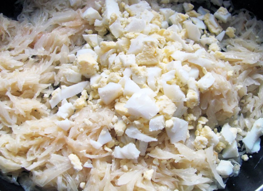 Салат с пекинской капустой и кукурузой и медузами