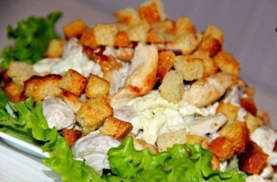 Салат кириешки фасоль колбаса