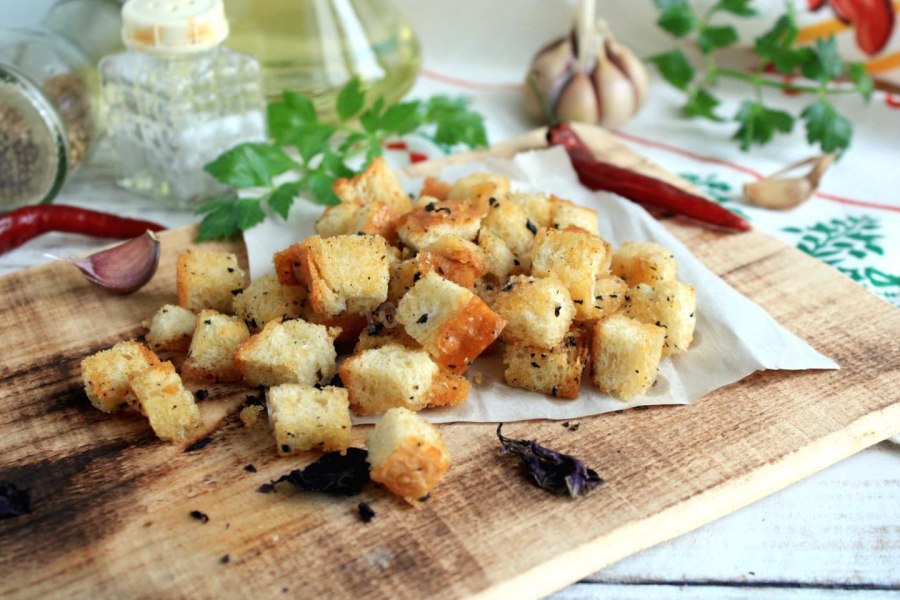 Салат с пекинской капустой и куриной грудкой и сухариками
