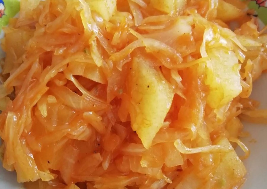Яйцо отварное с капустой тушеная