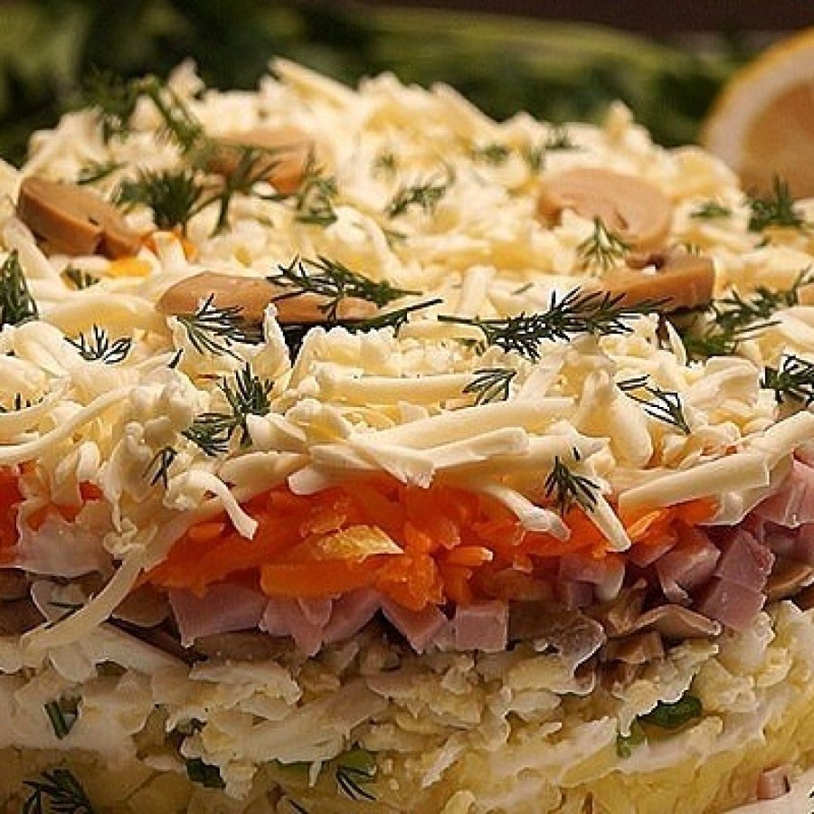 Салат «Королевский» с ветчиной и грибами