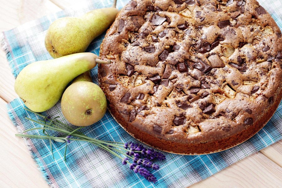 Пирог с грушей шоколадом и орехами