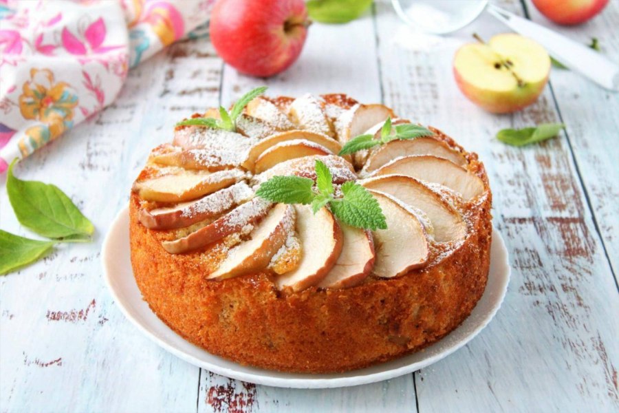 Пирог манник с яблоками