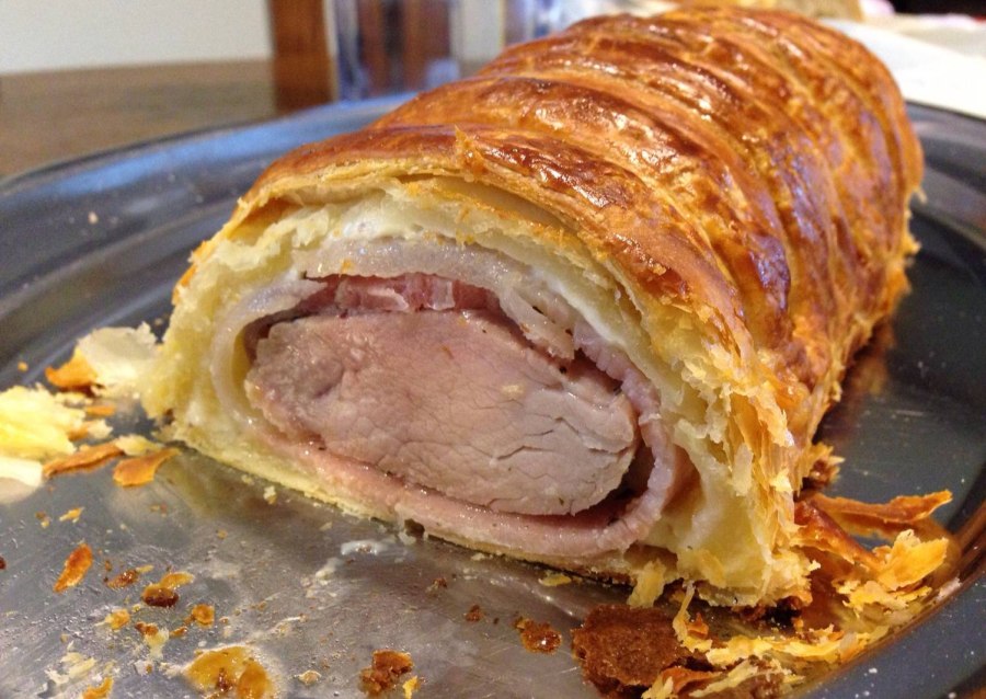 Мясо в слоеном тесте
