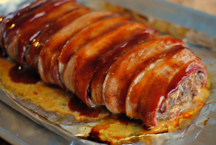 Мясной рулет с беконом в духовке
