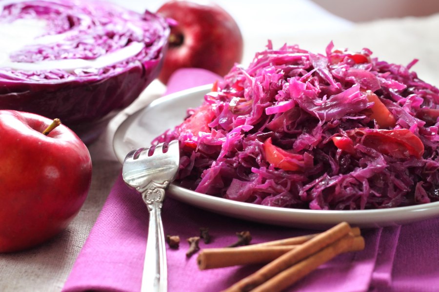 Капуста краснокочанная тушеная с яблоками