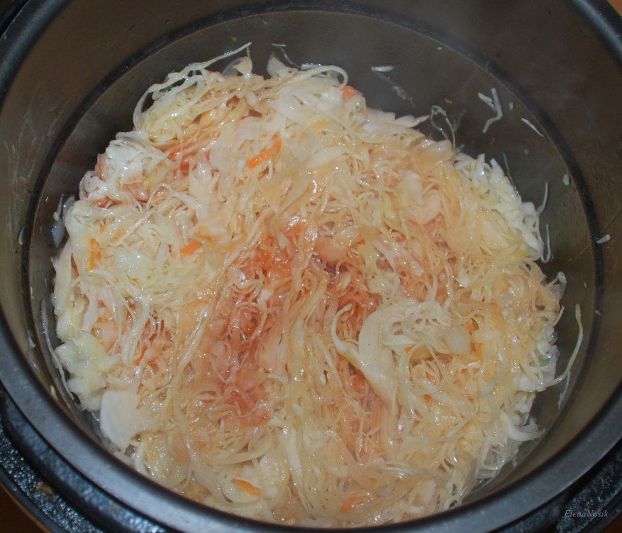 Тушеная кислая капуста