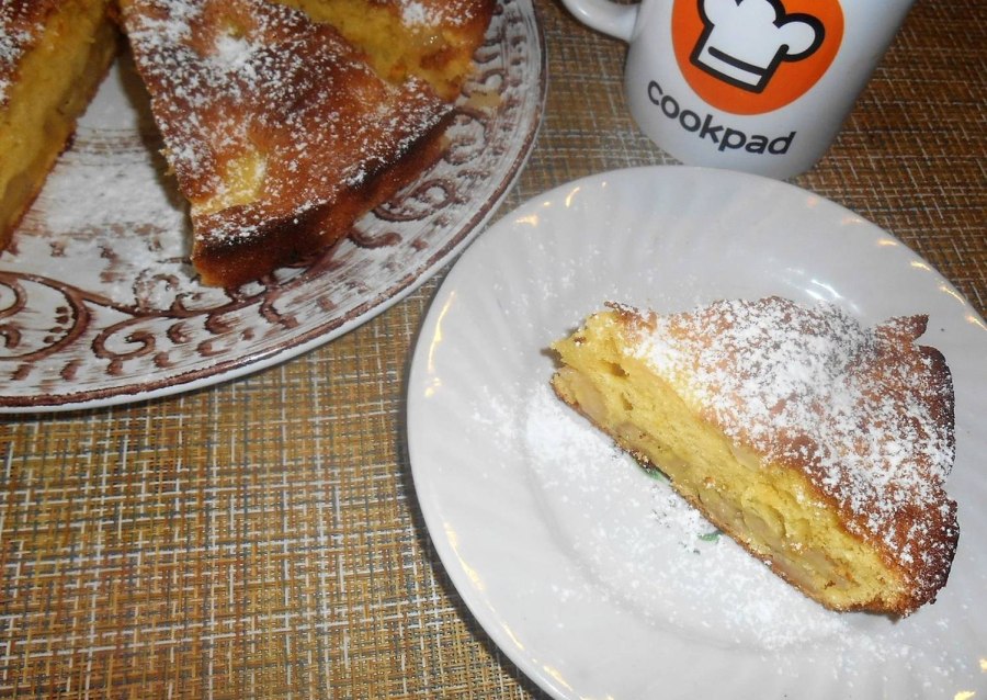 Шарлотка с яблоками и бананами