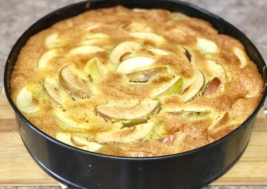 Шарлотка с яблоками