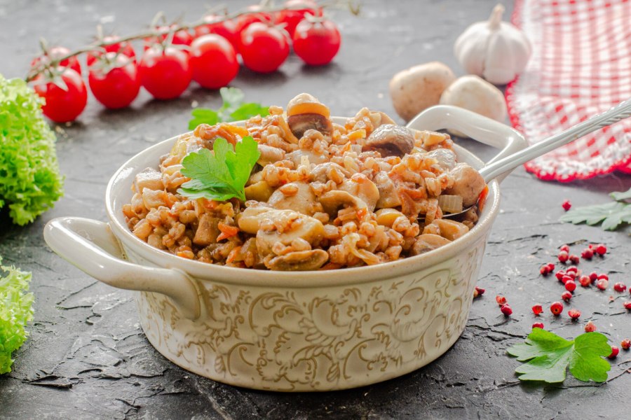 Перловая каша с мясом, грибами зеленым горошком и морковью