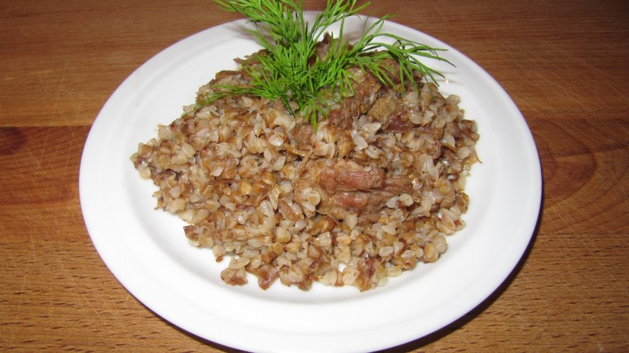 Гречка по-купечески с тушенкой