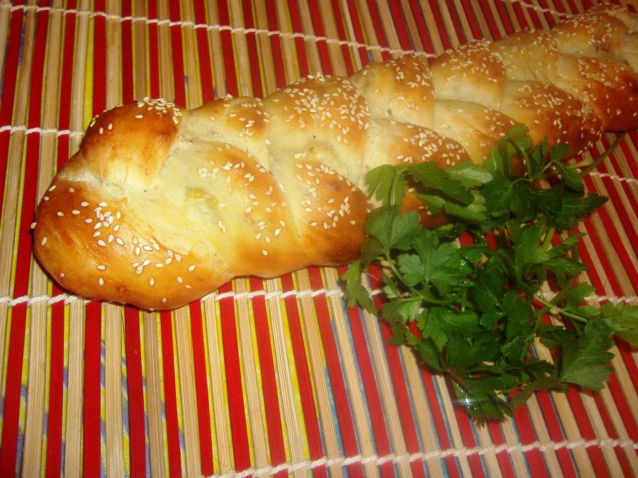 Соленый сыр косичка