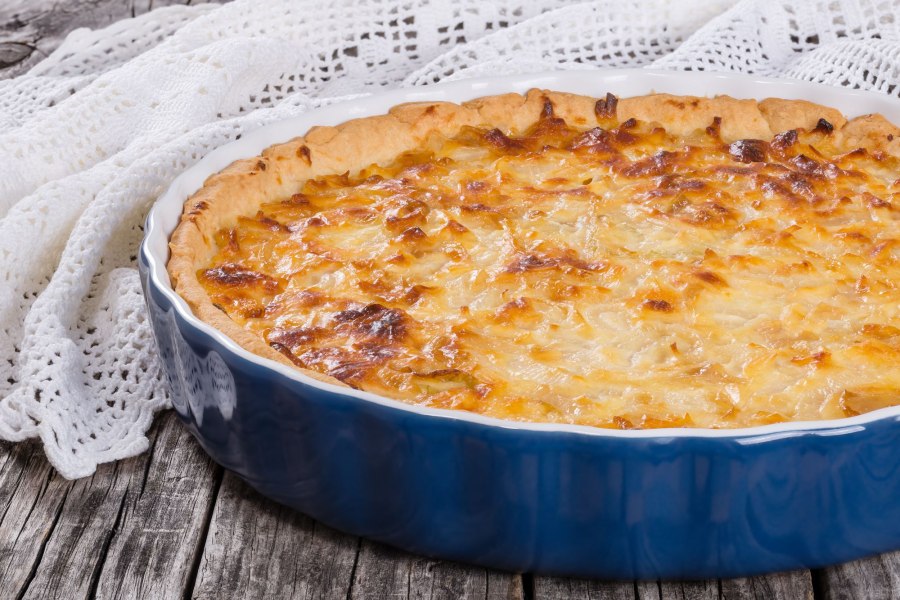 Луковый пирог с плавленными сырками