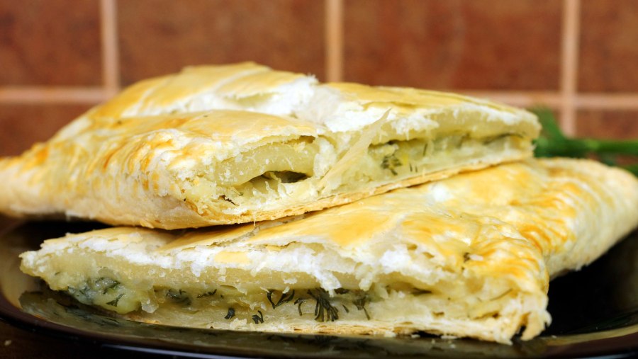 Луковый пирог из слоеного теста