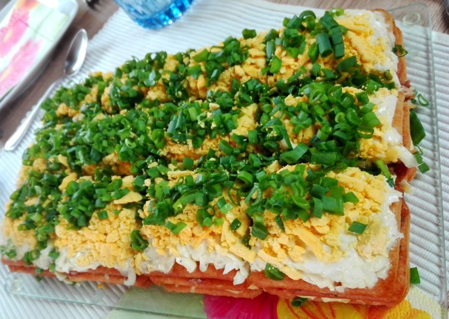 Салат с крекером и консервой