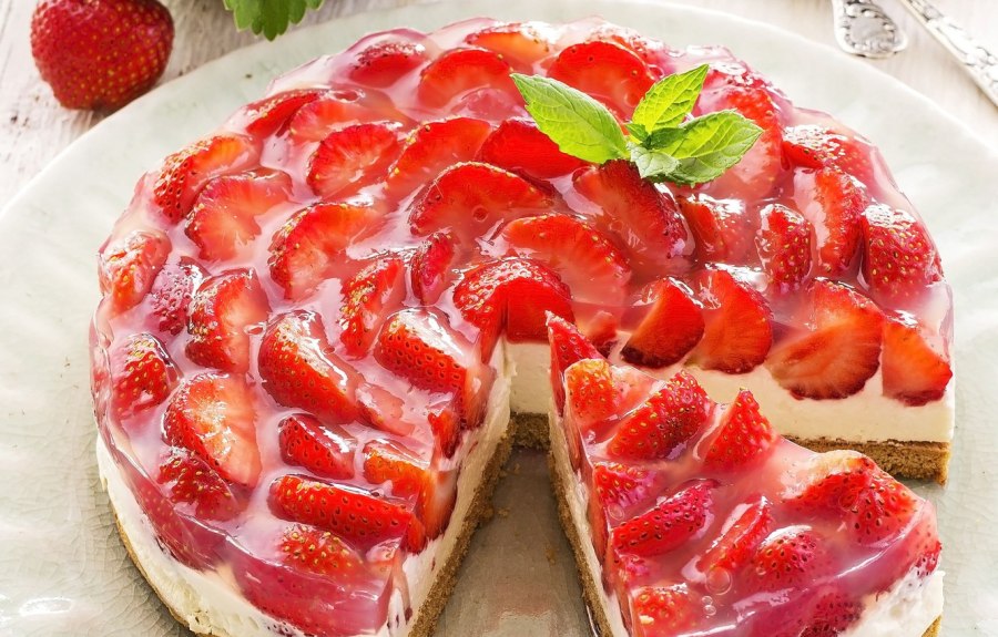 Красивые пироги с клубникой