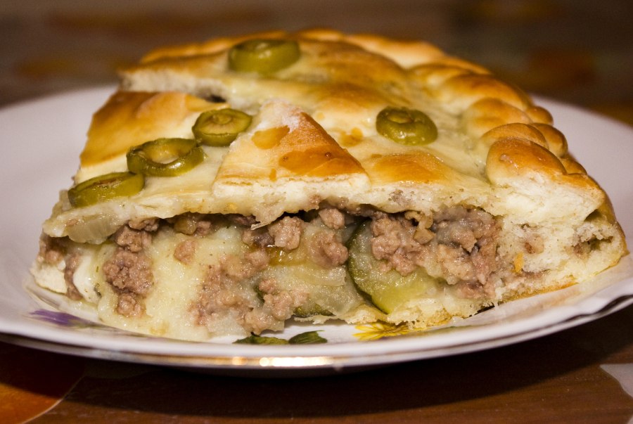 Пирог с фаршем и соленым огурцом