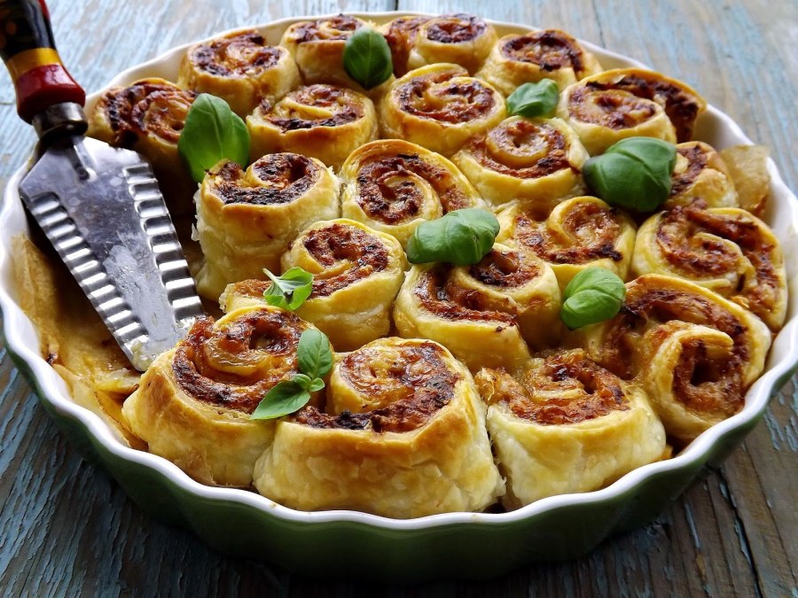 Выпечка с мясной начинкой