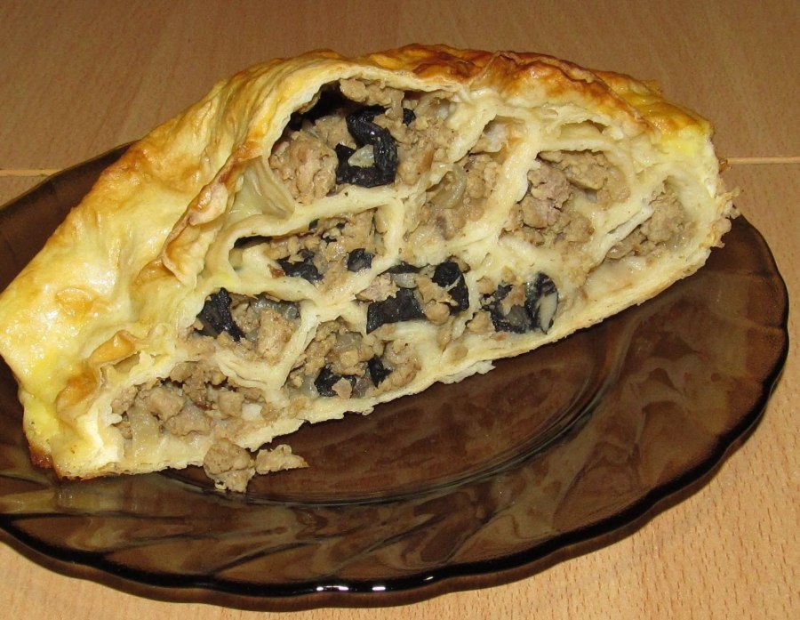 Открытый пирог с кусочками мяса