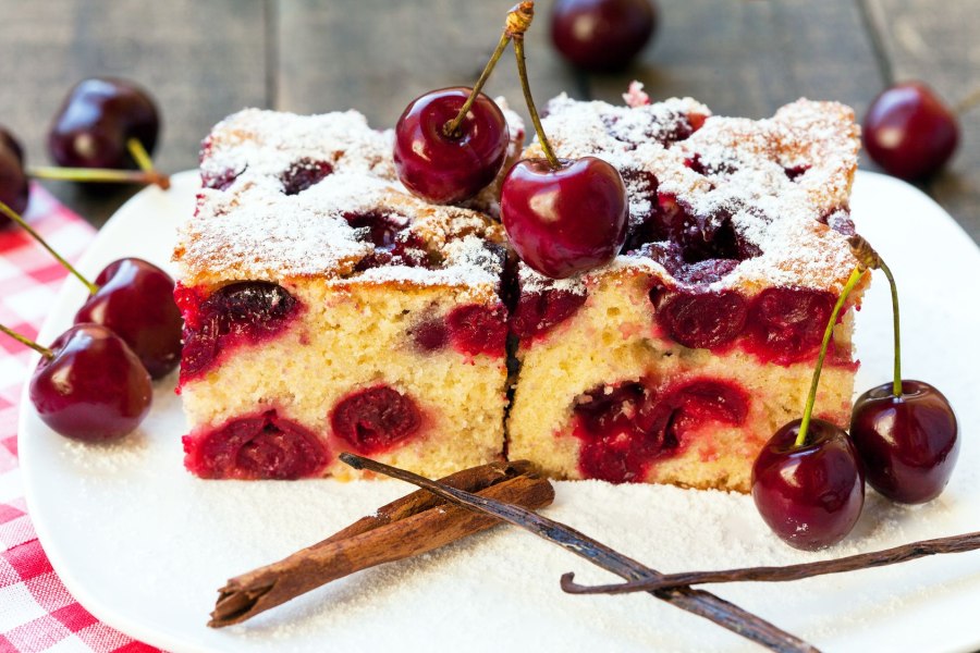 Шарлотка с вишней в духовке