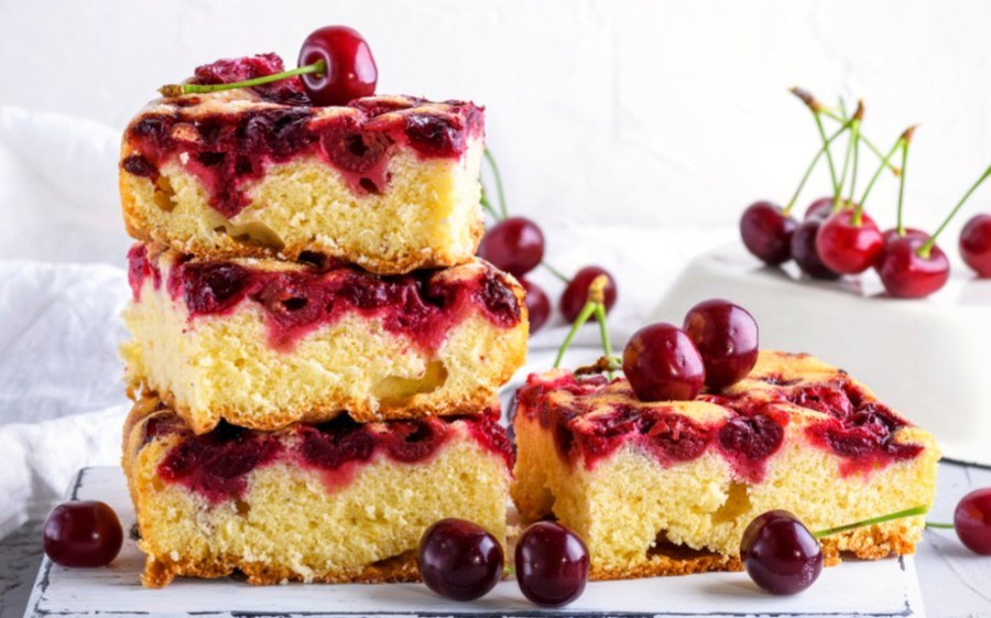 Шарлотка с яблоками и клюквой