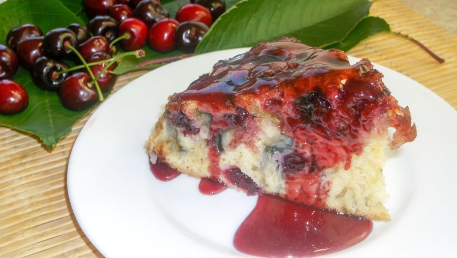 Шарлотка с малиной