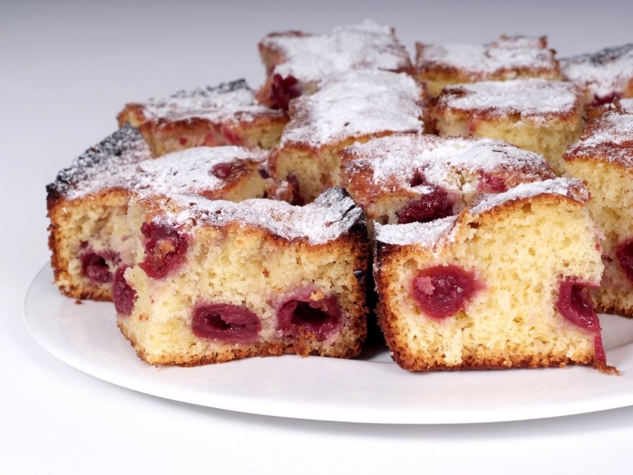 Выпечка шарлотка с вишней