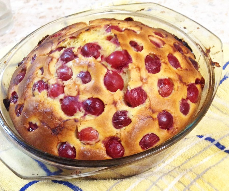 Пирог с клубникой в мультиварке