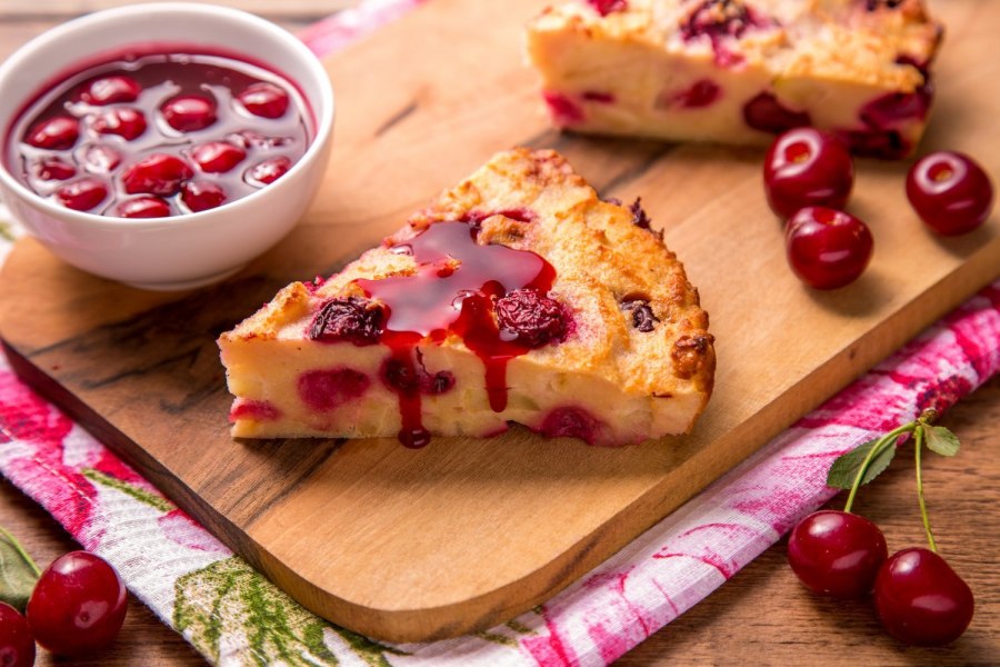 Шарлотка со смородиной