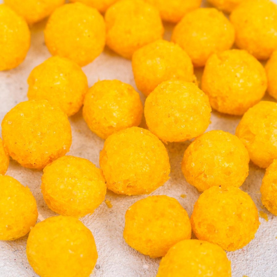 Кукурузные шарики в тарелке