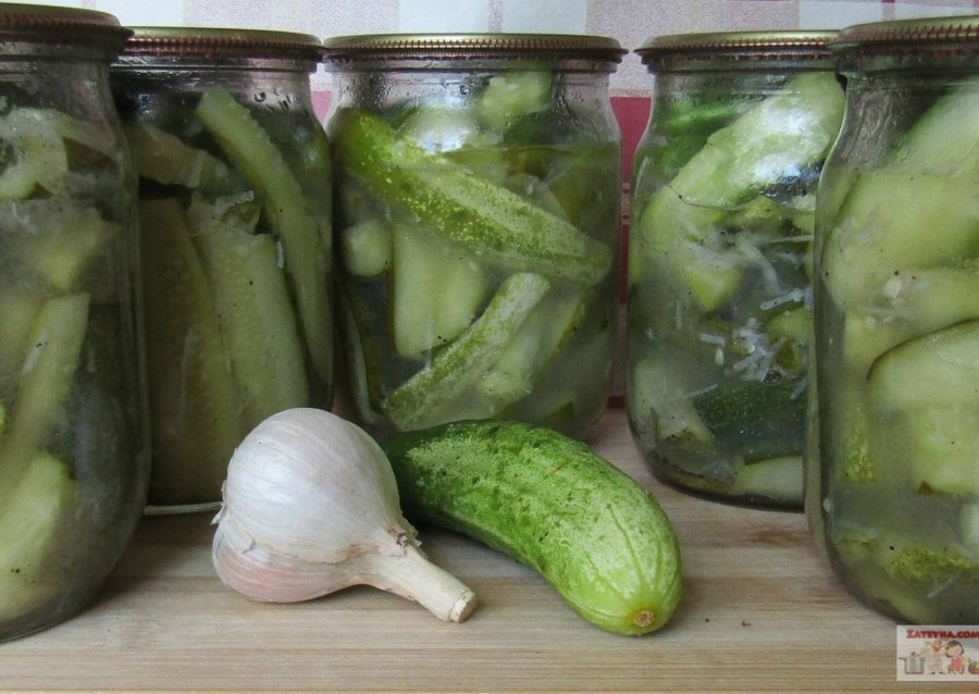 Салат из огурцов с чесноком